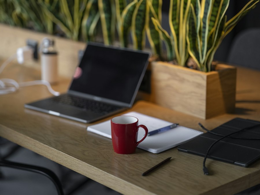 Laptop di meja kerja rumah