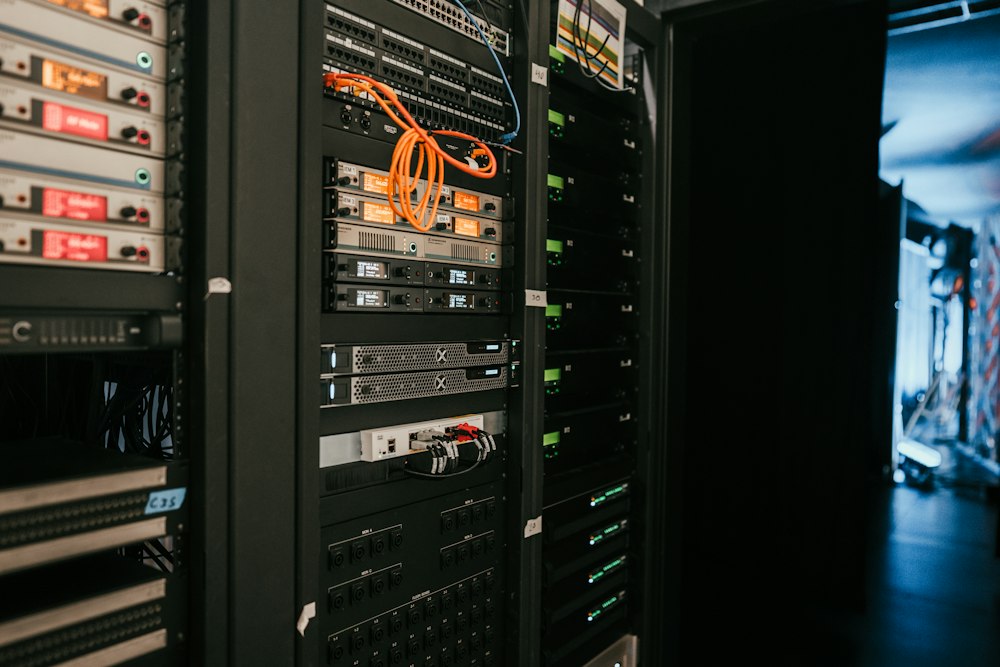 Rak server di ruang jaringan
